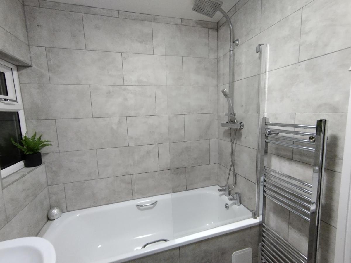 Queens Holiday Apartment Pembroke Dock Exterior foto